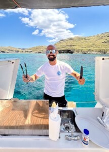 George - nasz grecki skipper podczas rejsu na Cykladach