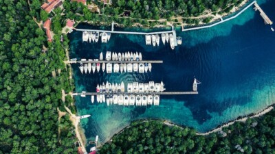 Marina wyspie Sveti Klement, tuż obok popularnej wyspy Hvar