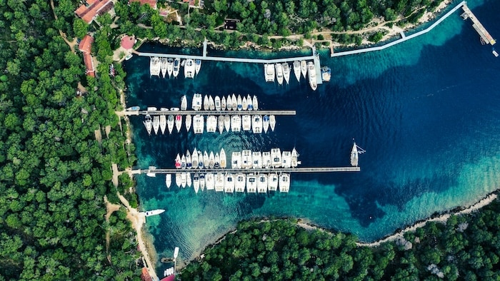 Marina wyspie Sveti Klement, tuż obok popularnej wyspy Hvar