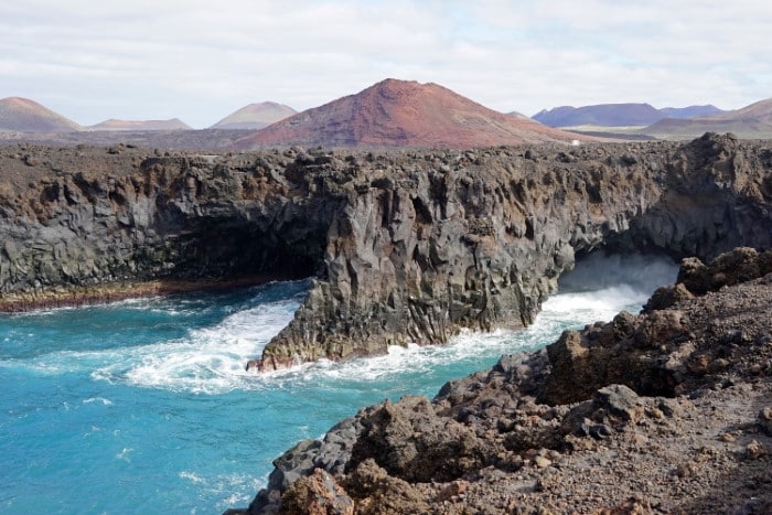 Dramatyczne wybrzeże Lanzarote - Los Hervideros | LEO Yachting
